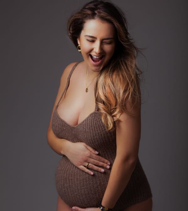 Zwangerschapsfotografie in de studio met mooie beige achtergrond